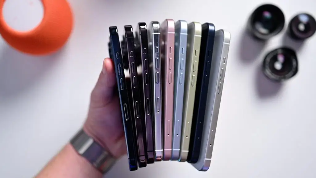 苹果四款 iPhone 15 机模上手：标准版色调更淡、Pro 版主打蓝色