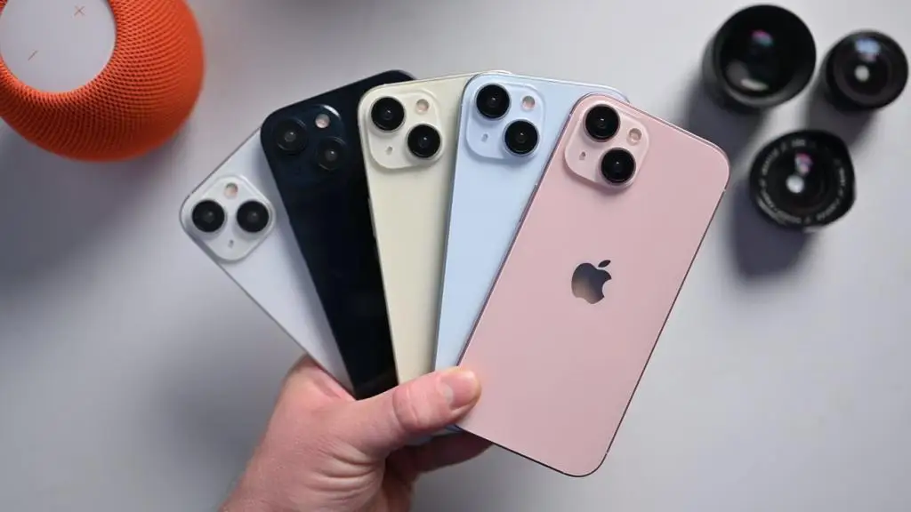 苹果四款 iPhone 15 机模上手：标准版色调更淡、Pro 版主打蓝色
