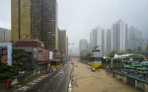 香港极端情况已致110人受伤，官方发布通知，至少维持至今晚12时