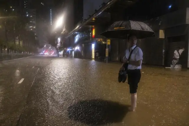 香港极端情况已致110人受伤，官方发布通知，至少维持至今晚12时