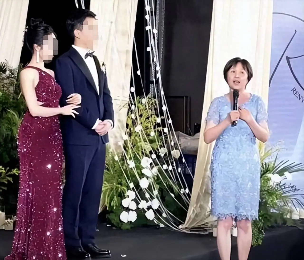 《非诚勿扰》黄菡近照显老，网友：她住千万豪宅，过得可滋润了