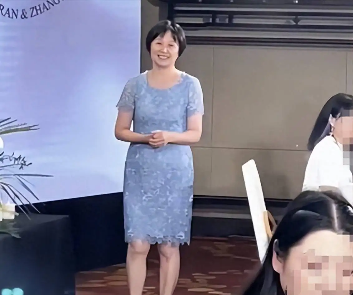 《非诚勿扰》黄菡近照显老，网友：她住千万豪宅，过得可滋润了