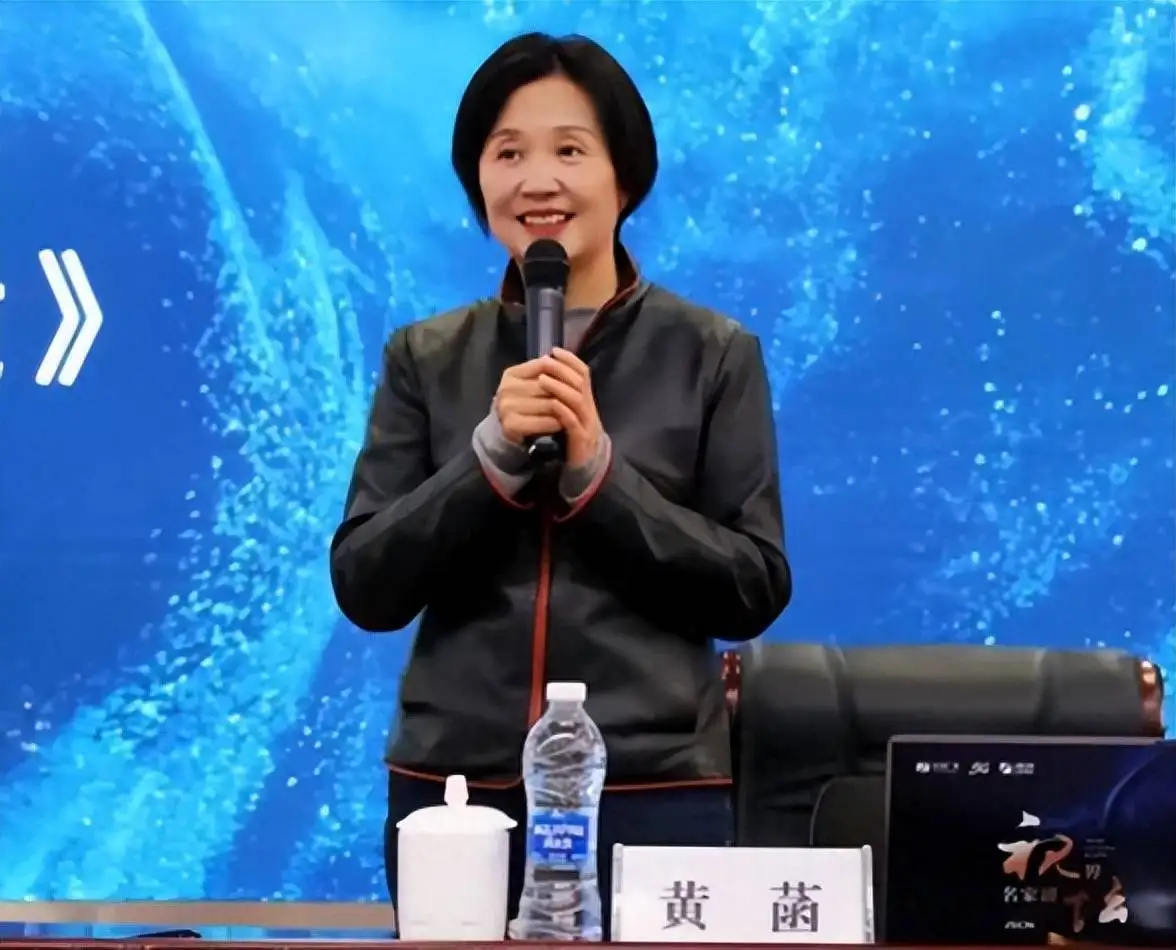 《非诚勿扰》黄菡近照显老，网友：她住千万豪宅，过得可滋润了