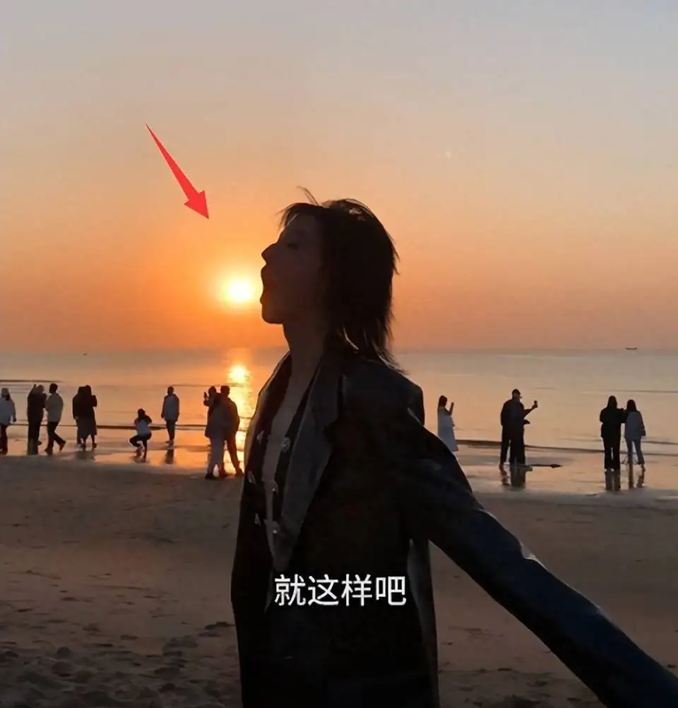 华晨宇女友低调秀恩爱，戴情侣项链，模仿华晨宇拍照，力证没分手