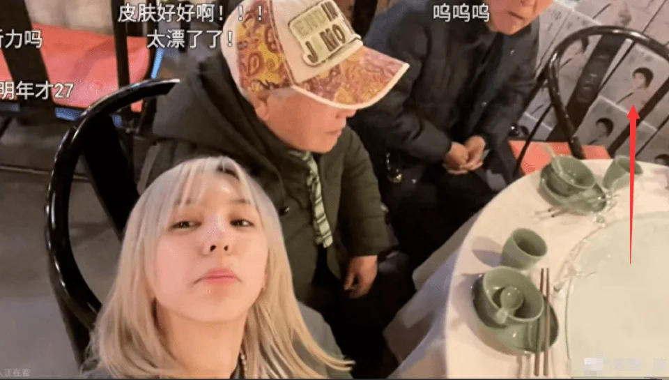 华晨宇女友低调秀恩爱，戴情侣项链，模仿华晨宇拍照，力证没分手
