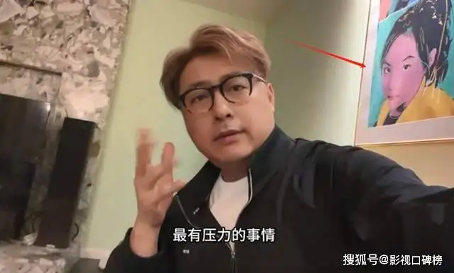 离婚两年的王岳伦形象大变，头发染黄显年轻，网友说与李湘复合吧
