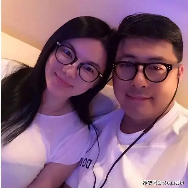 离婚两年的王岳伦形象大变，头发染黄显年轻，网友说与李湘复合吧