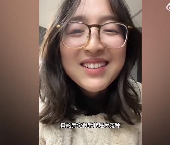 女性裸辞买房车游历世界，收入甚微引争议