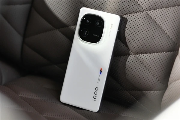 iQOO 12龙年特别版震撼发布：3999元即可享受12+512GB豪华配置，明日盛大开售并附赠多重惊喜