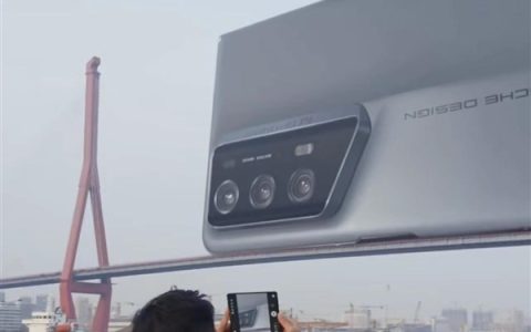 荣耀Magic V2 RSR保时捷设计折叠屏手机“巨影”空降上海杨浦大桥，广告创意引发热议