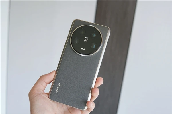 小米14 Ultra钛金属特别版璀璨登场，8799元彰显极致工艺与商务典范的完美交融