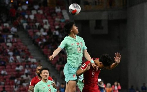 中国男足再启征程，激战新加坡收获2:2跌宕平局