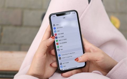 三星智趣调侃：晨光中的信赖，笑看iPhone闹钟的“小迷糊”