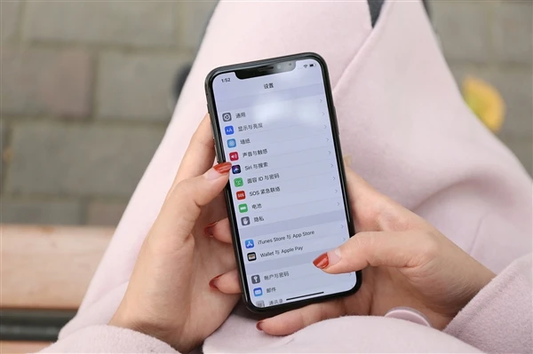 三星智趣调侃：晨光中的信赖，笑看iPhone闹钟的“小迷糊”