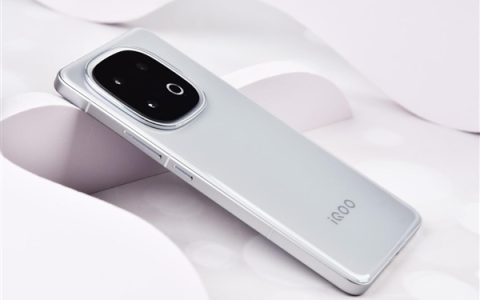 iQOO 13深度评测：自研电竞芯片Q2引领满帧游戏体验，豪华配置打造极致电竞旗舰